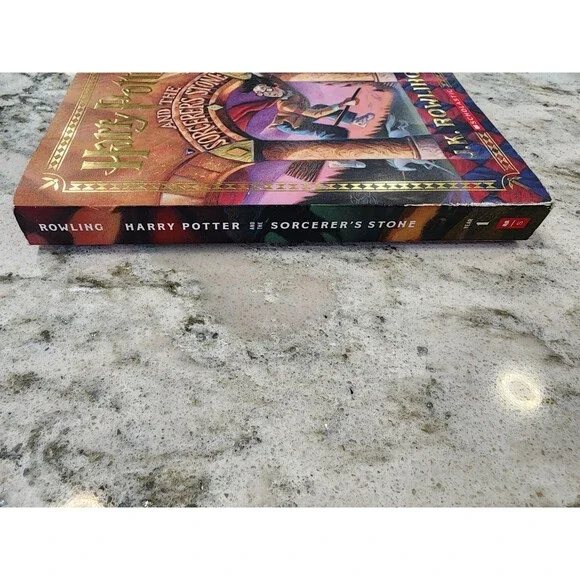 Harry Potter and the Sorcerer's Stone (Stenciled Edges) (Harry Potter, Book ... - Picture 4 of 5